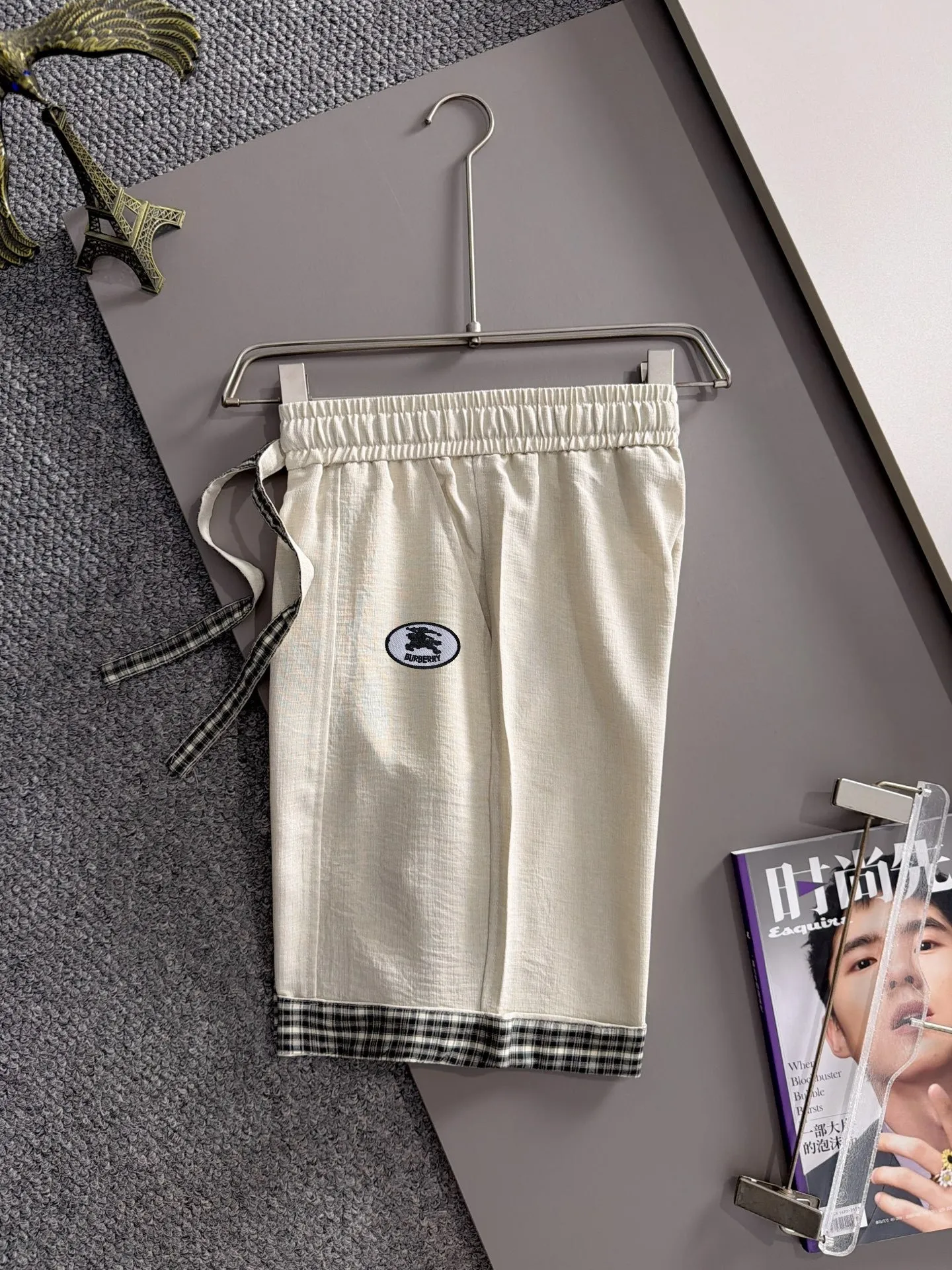 Burberry's 2026 spring and summer new shorts are made of imported Japanese Denim plain cotton, complete with three standards. The top stone-washed process makes the texture reach the old taste of the 1980s, soft, delicate and comfortable. The color has a modern and fashionable vicissitudes of life, and the upper body is Versatile fashionable! Light luxury, a must-have item for daily commuting! Sizes: M-5XL (please state your height and weight when placing an order)